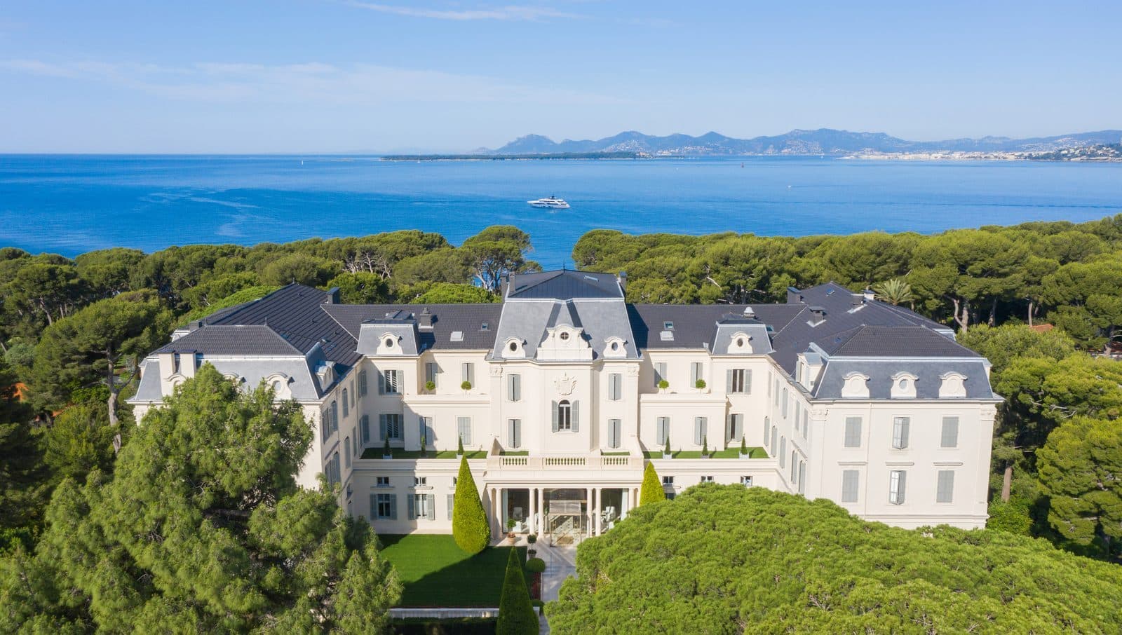 Hotel du Cap-Eden-Roc among seaside gardens